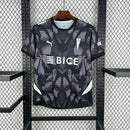 Camisa Universidad Católica Goleiro 2025/26 Puma Torcedor Masculina na cor preta, uniforme de goleiro moderno e imponente, com escudo da Universidad Católica e design Puma para colecionadores e torcedores."