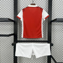 Kit Infantil Sporting Braga Home 2025/26 Puma, camiseta e shorts oficiais em vermelho e branco para crianças de 3-4 a 12-13 anos, design moderno e confortável, ideal para pequenos torcedores e colecionadores."
