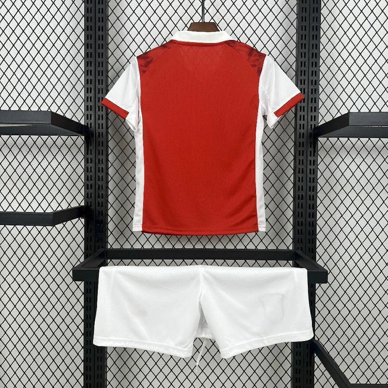 Kit Infantil Sporting Braga Home 2025/26 Puma, camiseta e shorts oficiais em vermelho e branco para crianças de 3-4 a 12-13 anos, design moderno e confortável, ideal para pequenos torcedores e colecionadores."