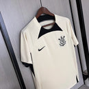 Camiseta Corinthians Treino 2024/25 Nike Masculina - peça de treino do Timão, design esportivo, escudo do clube e logo Nike em destaque.