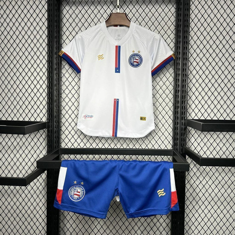 Kit Infantil Bahia Home (1) 2024/25 Esquadrão – uniforme completo com camisa branca tradicional, detalhes em azul e vermelho, shorts e meião. Ideal para crianças de 3 a 13 anos, tecido leve, confortável e oficial do Esporte Clube Bahia