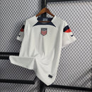 Camisa Estados Unidos Home I 2022/23 Nike Torcedor Masculina branca, uniforme principal USA soccer, escudo da seleção bordado, tecido leve e respirável, corte masculino."
camisa Estados Unidos 2022/23 branca
camisa USA soccer Home masculina
camisa seleção EUA torcedor
uniforme principal Estados Unidos Nike