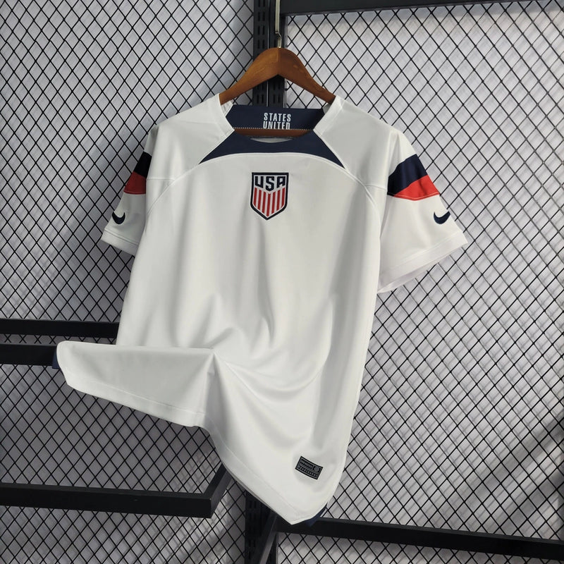Camisa Estados Unidos Home I 2022/23 Nike Torcedor Masculina branca, uniforme principal USA soccer, escudo da seleção bordado, tecido leve e respirável, corte masculino."
camisa Estados Unidos 2022/23 branca
camisa USA soccer Home masculina
camisa seleção EUA torcedor
uniforme principal Estados Unidos Nike