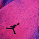 “Camisa PSG Fourth IV 2020/21 Jordan Torcedora Feminina Rosa, design moderno com detalhes pretos e logo Jumpman, estilo urbano e elegante do Paris Saint-Germain.”