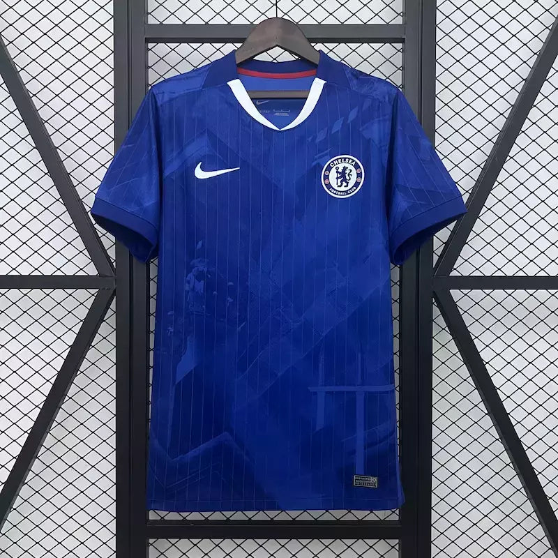 Imagem da Camisa Chelsea Home 2025/26 Torcedor Nike Masculina na cor azul royal, com escudo do clube bordado no peito esquerdo e logo da Nike no lado direito. Design moderno com detalhes sutis, gola careca e tecido com tecnologia Dri-FIT. Produto da temporada 2025/2026