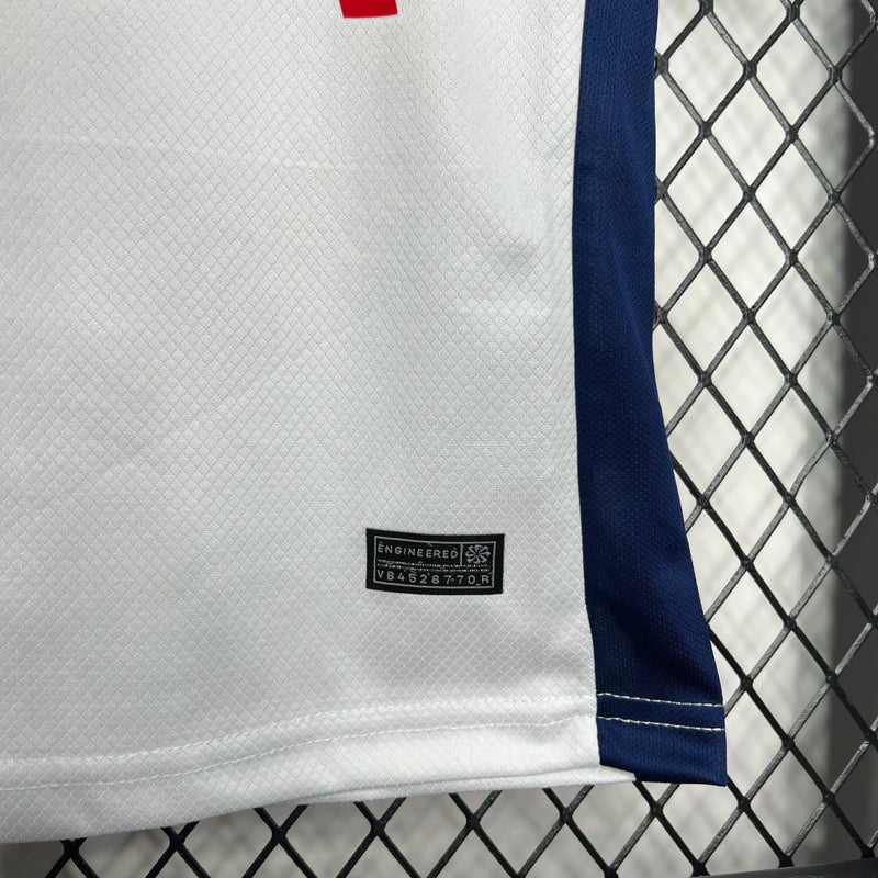 Detalhe do escudo Tottenham Hotspur no Kit Infantil Home I 2024/25 Nike – uniforme oficial.