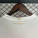 Camisa AS Mônaco Home I 2025/26 Torcedor Masculina Branca e Vermelha, design clássico diagonal, escudo aplicado, tecido leve e confortável, ideal para torcedores e colecionadores.”