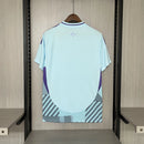 Camisa Escócia Away II 2024/25 Adidas masculina na cor azul, com detalhes em branco, gola em V, mangas curtas e design moderno pensado para torcedores, representando o estilo e a tradição da seleção escocesa"