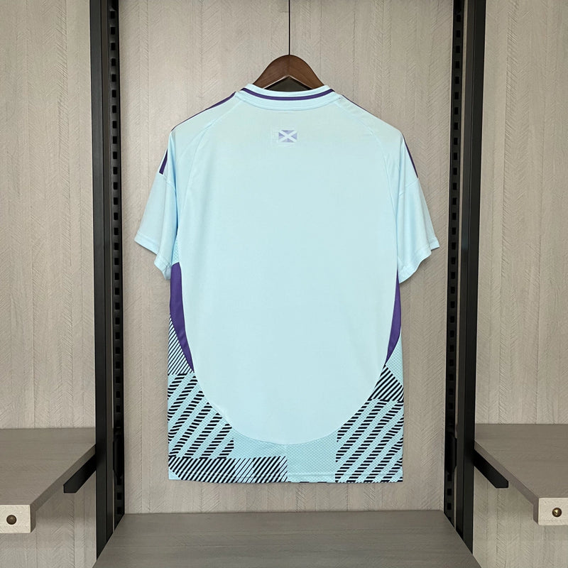 Camisa Escócia Away II 2024/25 Adidas masculina na cor azul, com detalhes em branco, gola em V, mangas curtas e design moderno pensado para torcedores, representando o estilo e a tradição da seleção escocesa"