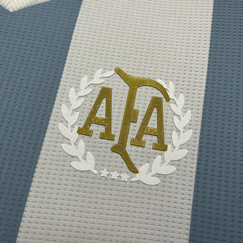 Camisa Argentina "Edição Aniversário" 2024/25 Adidas Torcedor Masculina azul celeste com detalhes brancos, tecido leve e respirável, corte masculino – ideal para torcer, colecionar e uso casual.