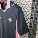 Camisa torcedor masculina do Palermo modelo Away 2025/26 Puma, preta com detalhes em rosa e escudo retrô bordado."