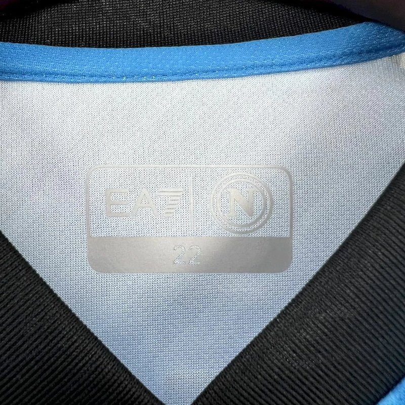 Kit Infantil Napoli Away II 2025/26 EA7 oficial, camisa branca com detalhes em azul e escudo do Napoli em destaque, shorts combinando, uniforme completo para crianças de 3 a 13 anos"