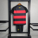 Kit Infantil Sport Recife Home (1) 2023/24 Umbro – uniforme oficial rubro-negro para crianças com camisa listrada em vermelho e preto e short, ideal para pequenos torcedores do Sport Recife.