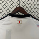 Camisa Japão Zoro One Piece 2023/24 Adidas Torcedor Masculina branca, inspirada no personagem Roronoa Zoro do anime One Piece, design exclusivo que une futebol, cultura japonesa e estilo anime, perfeita para torcedores e colecionadores."