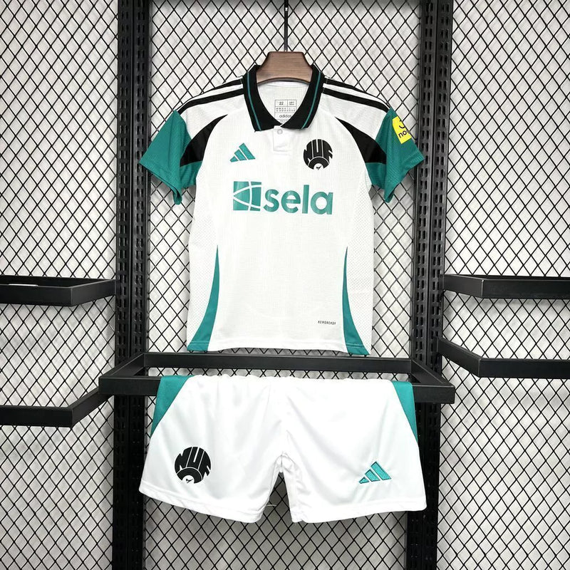 Kit Infantil Newcastle United Third III 2024/25 Adidas com camisa e short, tecido leve e respirável, ideal para pequenos torcedores dos Magpies com estilo e conforto."