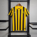 Camisa Al-Ittihad Home I 2023/24 Nike Torcedor Masculina amarela com detalhes em preto, uniforme titular do Al-Ittihad Club da Arábia Saudita, modelo torcedor com tecido leve e tecnologia Dri-FIT para absorção de suor."