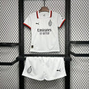 Kit Infantil Milan Away II 2024/25 Puma com camisa e short branco, uniforme infantil leve e respirável, ideal para jogos, treinos e jovens torcedores do AC Milan."