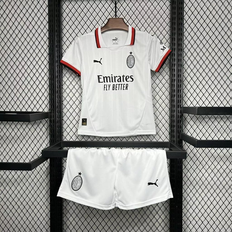 Kit Infantil Milan Away II 2024/25 Puma com camisa e short branco, uniforme infantil leve e respirável, ideal para jogos, treinos e jovens torcedores do AC Milan."