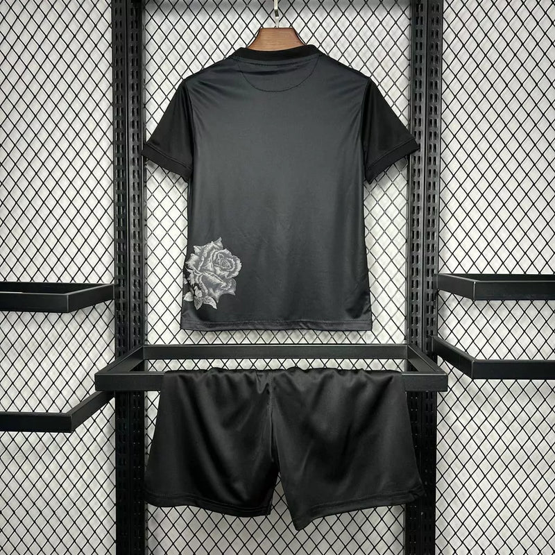 Verso da camisa infantil Real Madrid Away (2) 2024/25 Edição Y-3, uniforme oficial para crianças com design moderno e exclusivo Y-3”
