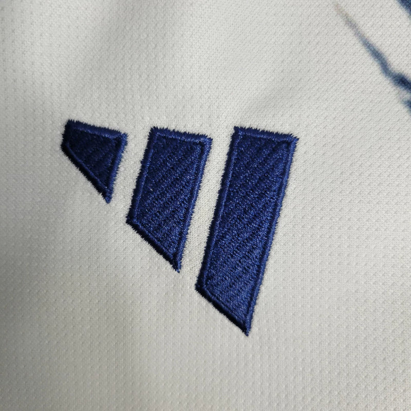 Camisa Itália Away II 2023/24 Adidas Torcedor masculina, off white, com escudo da seleção italiana no peito e três listras Adidas nos ombros, feita em tecido leve e respirável, modelo com caimento torcedor mais solto e confortável, ideal para torcer com estilo e autenticidade.”