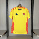 Camisa Colômbia Home 2024/25 Masculina para torcedor, amarela com detalhes em azul e vermelho, modelo oficial da seleção colombiana, ideal para fãs da Colômbia"