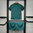 Verso da camisa infantil RC Lens Away (2) 2024/25 Puma, uniforme oficial para crianças com design moderno do clube francês da Ligue 1”
