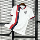 Camisa San Lorenzo Away II 2025/26 Torcedor Masculina branca com detalhes em azul e vermelho, escudo estampado do clube argentino e design moderno para torcedores."