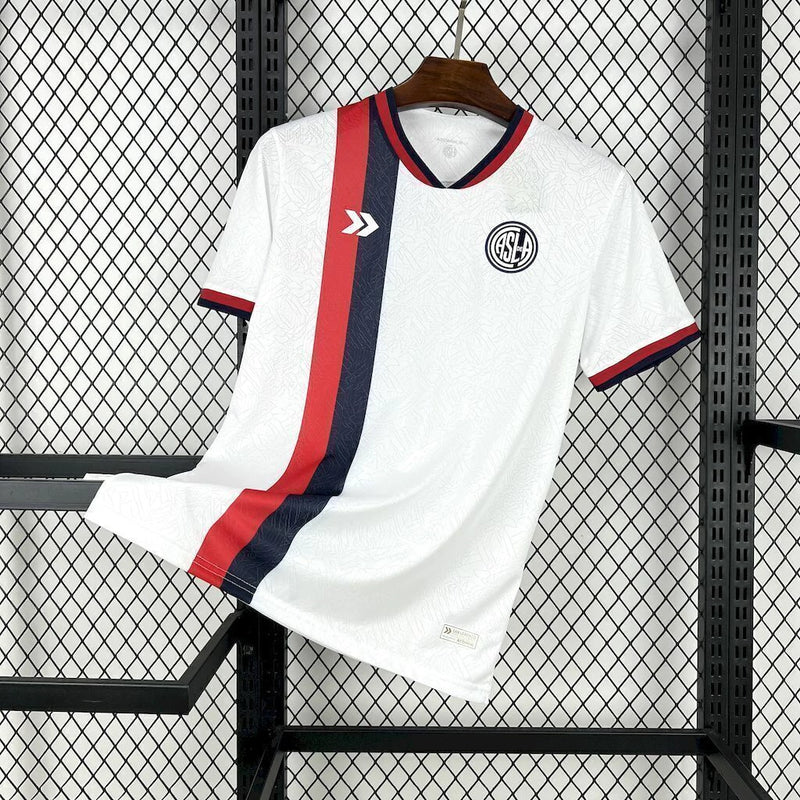 Camisa San Lorenzo Away II 2025/26 Torcedor Masculina branca com detalhes em azul e vermelho, escudo estampado do clube argentino e design moderno para torcedores."