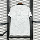 Camisa Juventus NASA 2025 Torcedor Masculina cinza, com logo da NASA em destaque, escudo estilizado da Juventus e design futurista inspirado no espaço.