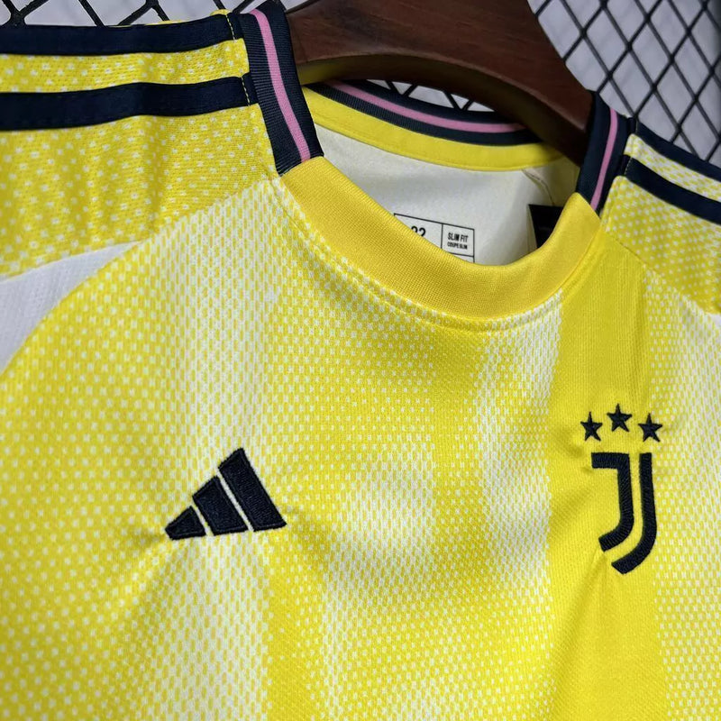 Kit Infantil Juventus Away II 2024/25 Adidas amarelo com camisa e short, tecido leve e respirável, ideal para pequenos torcedores da Juve com estilo e conforto."