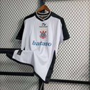 Camisa Corinthians Away II 2000/01 Topper Retrô Masculina branca com detalhes em preto, gola redonda e punhos clássicos, perfeita para torcedores e colecionadores.