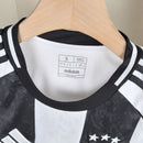 Camisa Juventus Home I 2024/25 Adidas Torcedor Masculina - uniforme principal da Juve na temporada, modelo branco com listras pretas clássicas, escudo do clube bordado, logo Adidas e design moderno para os torcedores bianconeri.
