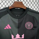 Detalhe do escudo Inter Miami e logo Adidas no Kit Infantil Away II 2025/26, tecido leve e respirável para crianças