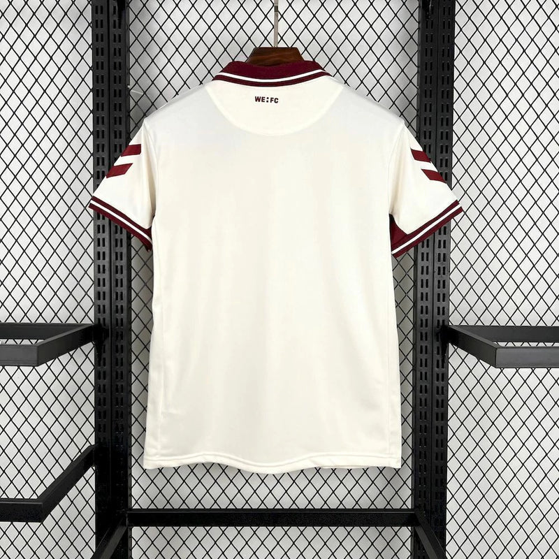Camisa 1. FC Köln Retrô 2024/25 Hummel X WE:FC Torcedor Masculina branca com detalhes vermelhos e pretos, escudo retrô bordado do clube e logos Hummel e WE:FC, modelo oficial para torcedores do futebol alemão.
