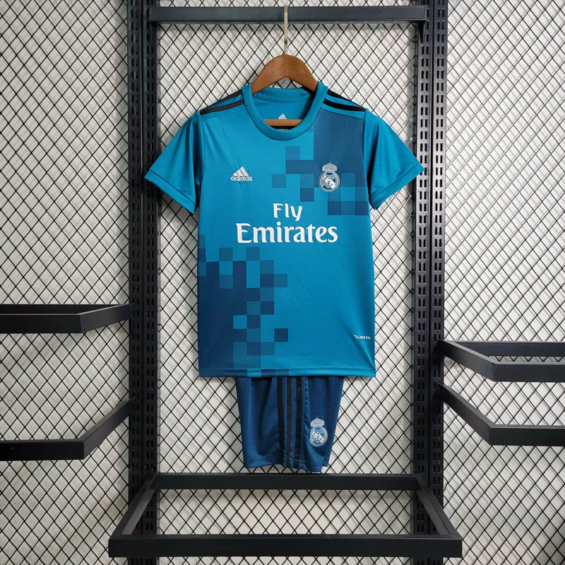 Kit Infantil Real Madrid Retrô Away II 2017/18 Adidas oficial com camisa preta, shorts e meias, escudo do Real Madrid em destaque, design clássico e confortável para crianças de 3 a 13 anos"