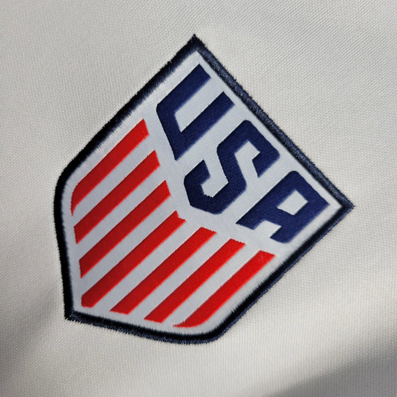 Camisa Estados Unidos Home I 2016/17 Nike Retrô Masculina branca, uniforme retrô da seleção EUA, escudo bordado no peito, detalhes em azul e vermelho, tecido leve e respirável."
camisa Estados Unidos 2016/17 retrô
camisa USA masculina retrô
camisa seleção EUA Nike
uniforme retrô de futebol EUA
