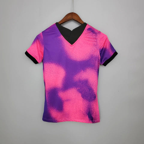 “Camisa PSG Fourth IV 2020/21 Jordan Torcedora Feminina Rosa, design moderno com detalhes pretos e logo Jumpman, estilo urbano e elegante do Paris Saint-Germain.”