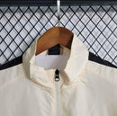 Jaqueta corta vento Corinthians 2024/25 Nike masculino na cor bege com escudo bordado no peito 