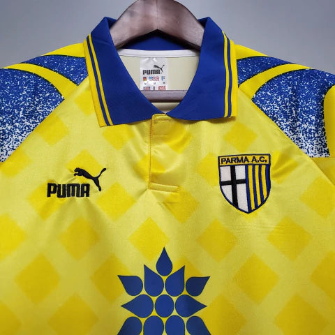 Camisa Parma Home I 1995/96 Puma Retrô Masculina Amarela com escudo bordado, design clássico e acabamento vintage que celebra a era de ouro do futebol italiano.”