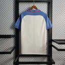 Camisa Estados Unidos Home I 2016/17 Nike Retrô Masculina branca, uniforme retrô da seleção EUA, escudo bordado no peito, detalhes em azul e vermelho, tecido leve e respirável."
camisa Estados Unidos 2016/17 retrô
camisa USA masculina retrô
camisa seleção EUA Nike
uniforme retrô de futebol EUA