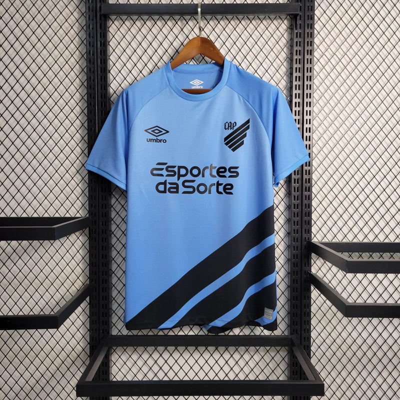 Athletico Paranaense Third (3) 2023/24 Umbro Torcedor Masculina azul com escudo oficial bordado e logo Umbro estampado, modelo diferenciado e moderno do clube paranaense.