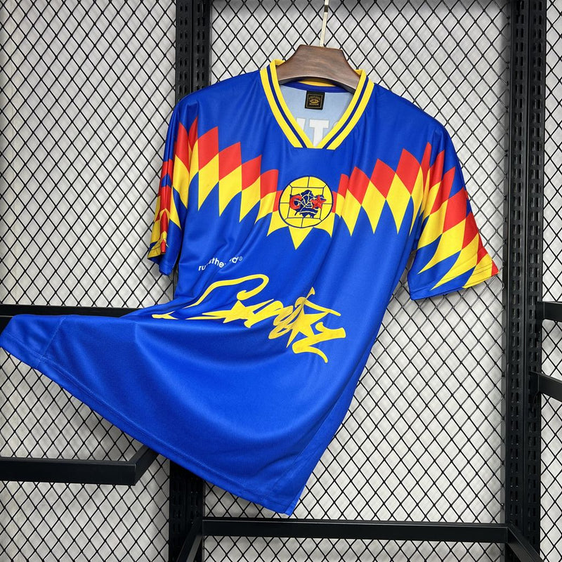 
 Camisa retrô titular Club América 1995/96 masculina Corteiz em amarelo clássico


Uniforme Home I Club América retrô da temporada 1995/96 com escudo bordado


Camisa Club América anos 90 retrô amarela com detalhes em azul e vermelho Corteiz


Frente da camisa Club América retrô 1995/96 modelo titular edição Corteiz masculina


Camisa clássica Club América Home I retrô 1995 com gola tradicional e escudo