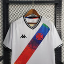 Camisa Vasco da Gama "Edição LGBT" 2021/22 Kappa Torcedor Masculina branca com faixa diagonal preta e detalhes em arco-íris, símbolo de inclusão e diversidade.