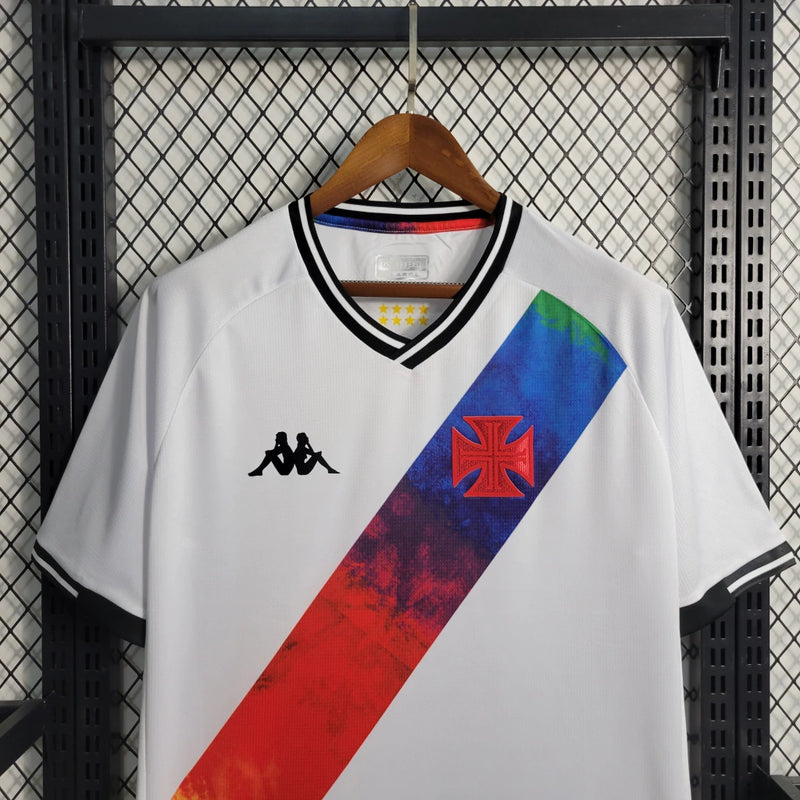 Camisa Vasco da Gama "Edição LGBT" 2021/22 Kappa Torcedor Masculina branca com faixa diagonal preta e detalhes em arco-íris, símbolo de inclusão e diversidade.