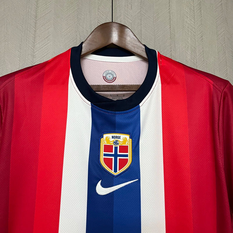 Camisa Noruega Home I 2024/25 Nike masculina vermelha com detalhes em azul e branco, gola careca, mangas curtas e tecido leve respirável para torcedores