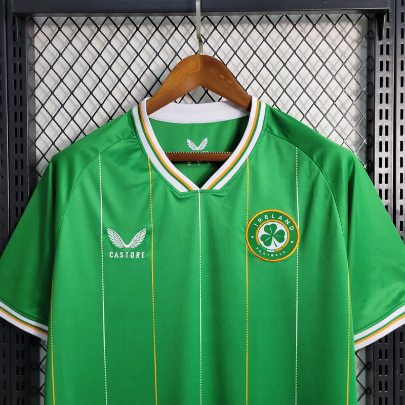 Camisa Irlanda Home I 2023/24 Castore masculina verde com detalhes em branco e laranja, gola careca, mangas curtas e tecido leve respirável para torcedores"