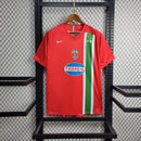 Camisa Juventus Away II 2005/06 Nike Retrô Masculina vermelha, escudo da Juventus bordado no peito, gola redonda clássica e detalhes em preto e branco.