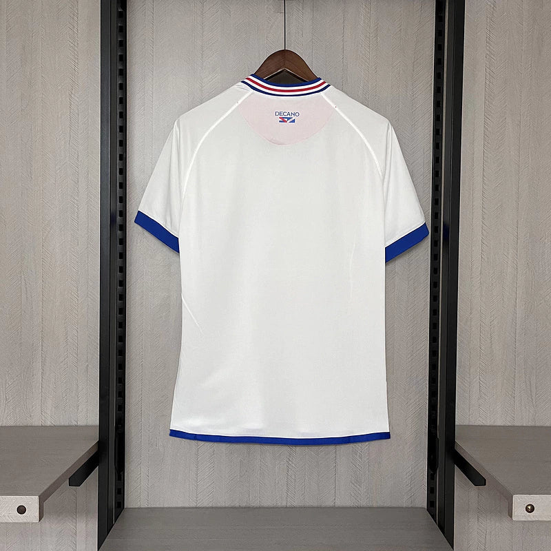 Camisa Nacional Uruguai Treino Umbro 2025/26 Torcedor Masculina Branca com escudo bordado e logo da Umbro, modelo oficial para torcedores do Club Nacional de Football.