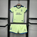 Kit Infantil Las Palmas Third III 2024/25 Hummel com camisa e short verde, uniforme infantil leve e respirável, ideal para jogos, treinos e jovens torcedores do Las Palmas."