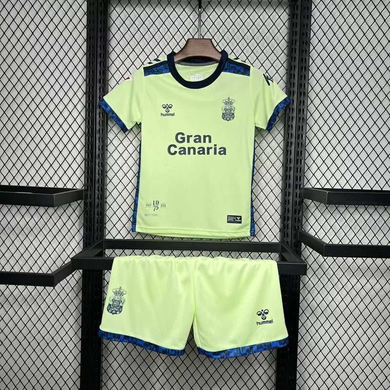 Kit Infantil Las Palmas Third III 2024/25 Hummel com camisa e short verde, uniforme infantil leve e respirável, ideal para jogos, treinos e jovens torcedores do Las Palmas."